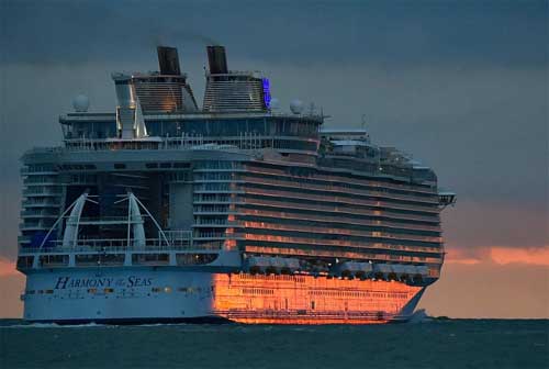 Harmony of the Seas - самый большой в мире пассажирский лайнер впервые вышел в море [видео]