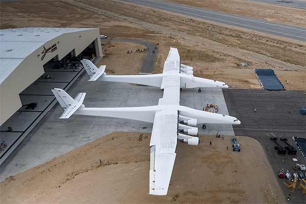 Новый мега-самолёт Stratolaunch Model 351 впервые показали публике [видео]