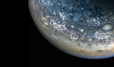 Аппарат Juno передал на Землю новые фото Юпитера